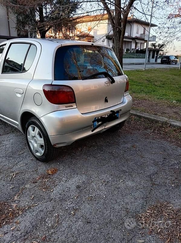 Usata Toyota Yaris 2001 Grigio Berlina