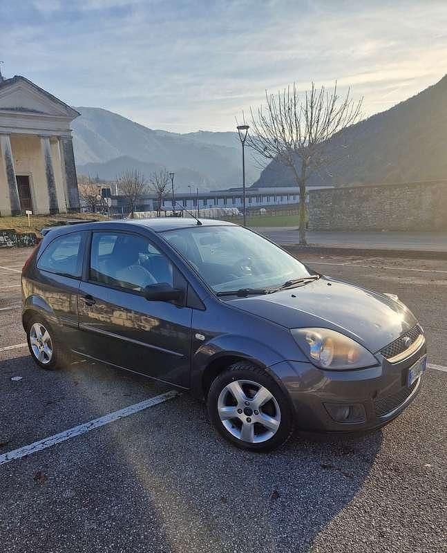 Usata Ford Fiesta Titanium 68 CV (50 kW) 2007 Berlina