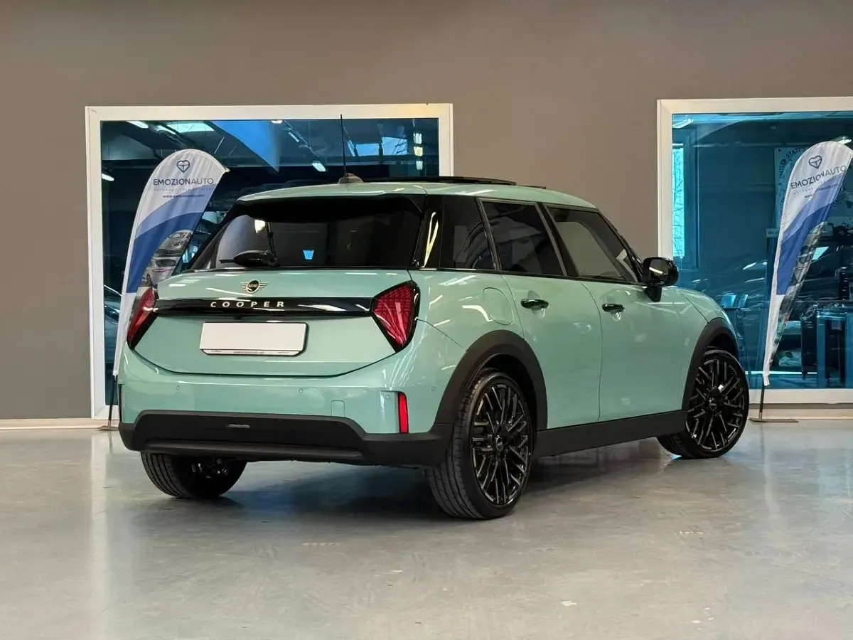 Usata Mini Cooper Favoured 114 kW (156 CV) 2025 Ocean wave green Utilitaria