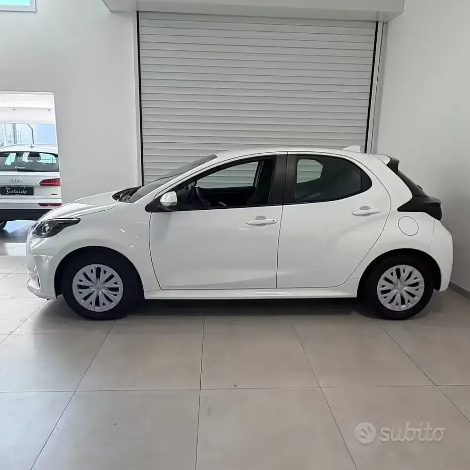 Usata Toyota Yaris Hybrid Business Edition 92 CV (67 kW) 2023 Bianco Berlina