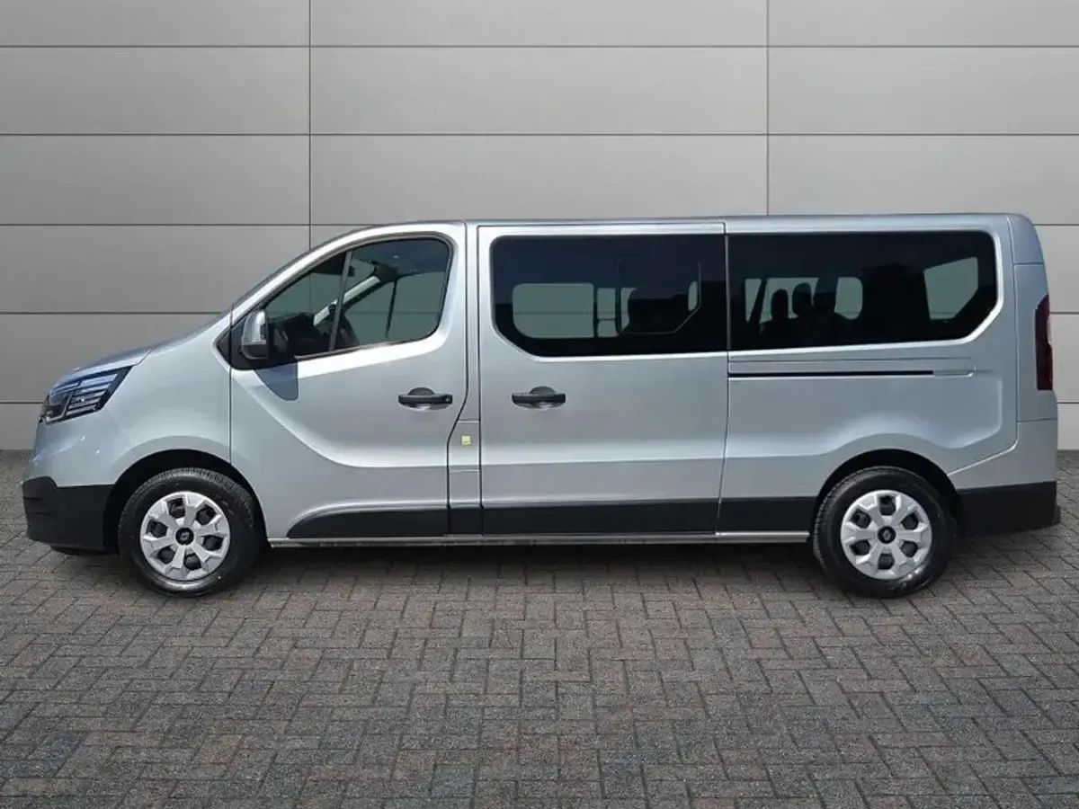 Usata Renault Trafic 150 CV (110 kW) 2024 Argento Monovolume