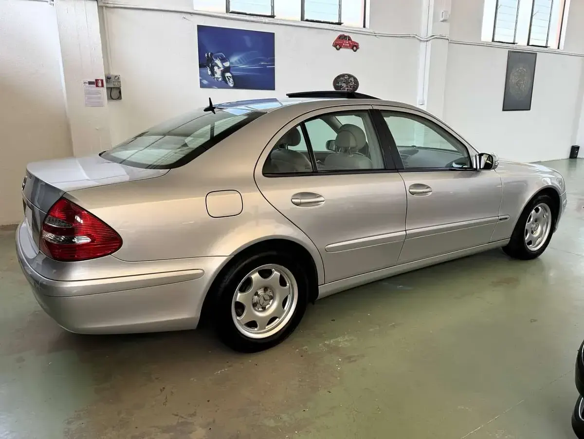Usata Mercedes E200 163 CV (119 kW) 2003 Argento Berlina