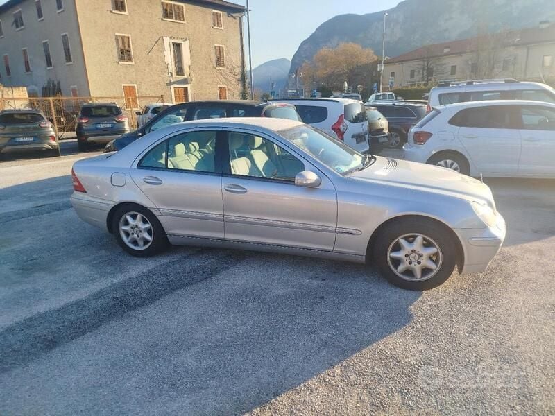 Grigio Usata 2002 Mercedes C200 Elegance Tre volumi | 1500 € (Super prezzo) - Immagine 1/4