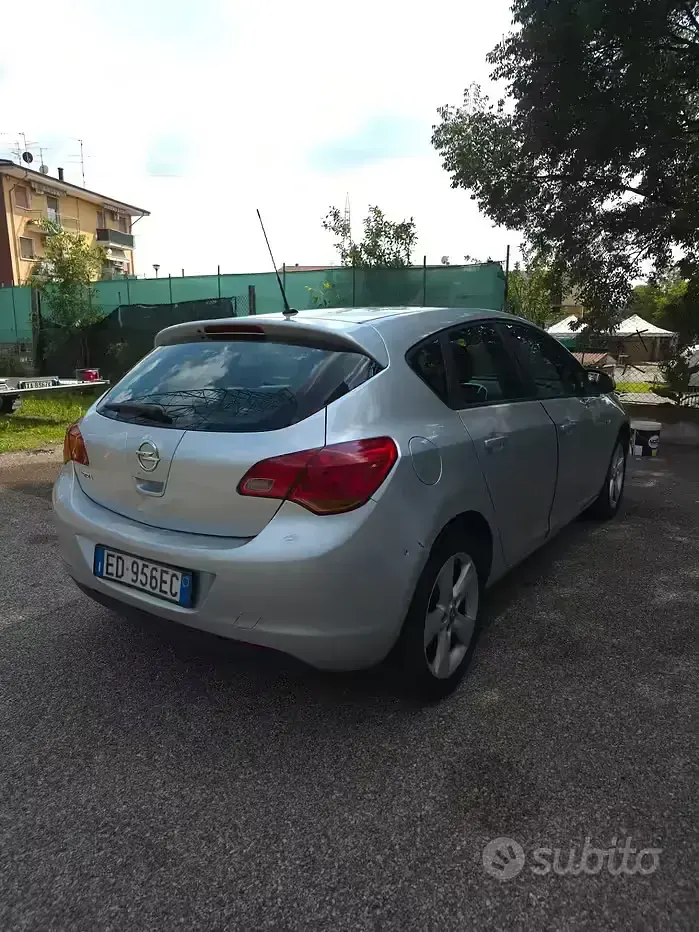 Usata Opel Astra Enjoy 115 CV (84 kW) 2010 Grigio Berlina
