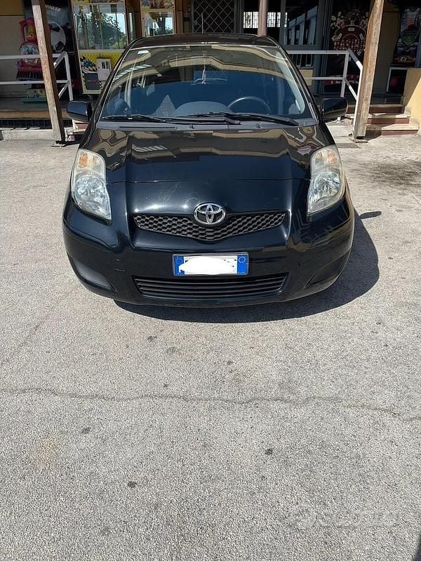Nero Usata 2011 Toyota Yaris Due volumi | 3500 € (Buon prezzo) - Immagine 1/4