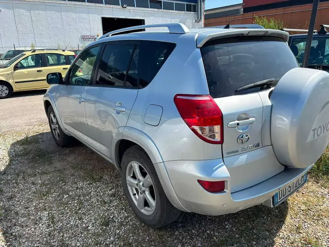 Usata Toyota RAV4 Luxury 177 CV (130 kW) 2006 Argento SUV