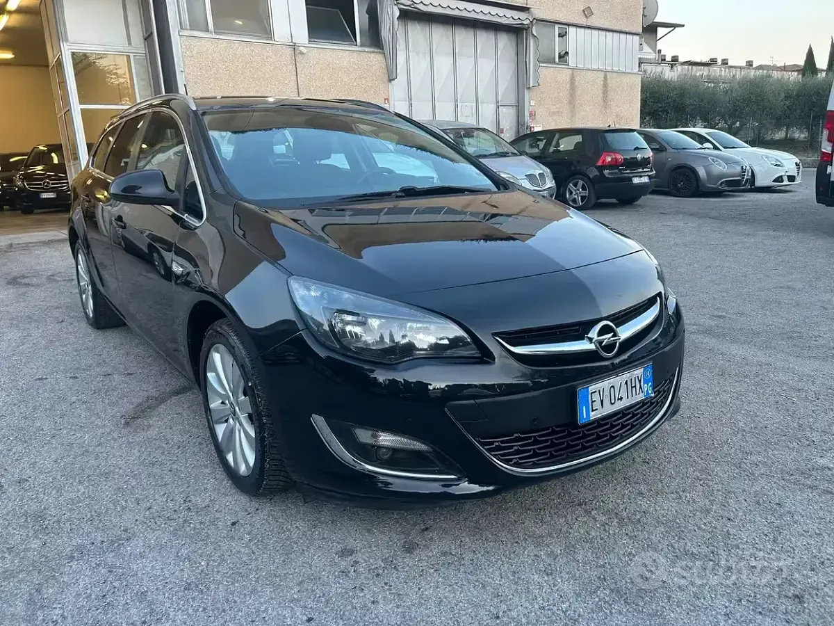 Usata Opel Astra Cosmo 100 CV (73 kW) 2014 Nero Station wagon