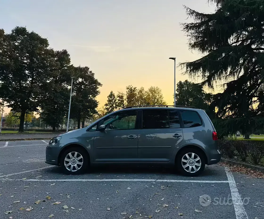 Usata VW Touran Comfortline 105 CV (77 kW) 2011 Grigio Monovolume