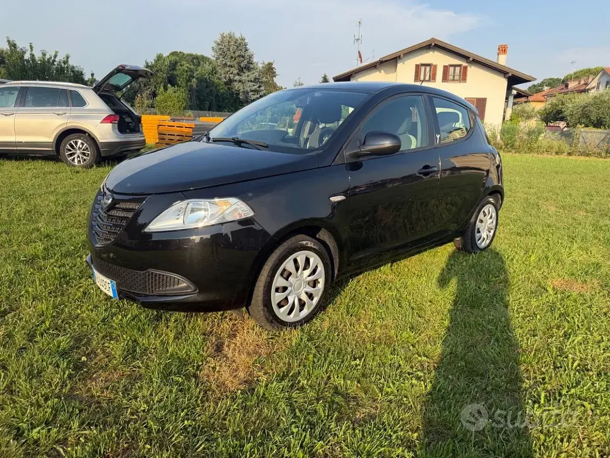 Usata Lancia Ypsilon 69 CV (50 kW) 2015 Nero Utilitaria