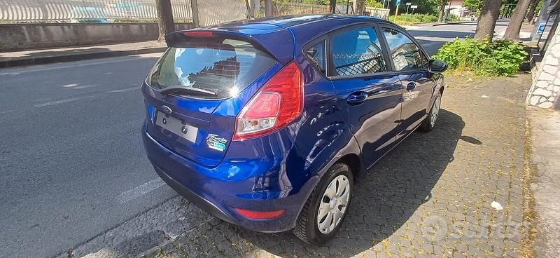Usata Ford Fiesta 82 CV (60 kW) 2015 Blu Berlina