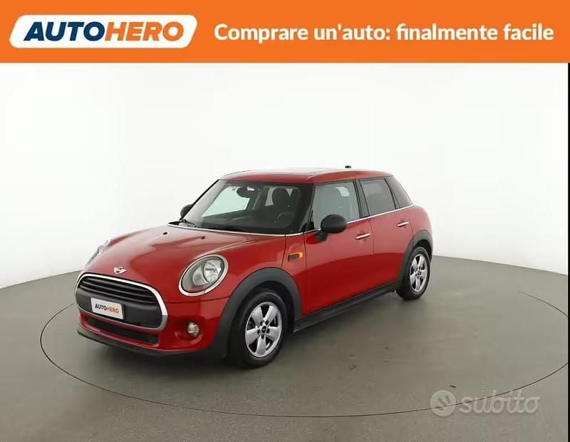 Begagnad Mini ONE 75 HK (55 kW) 2017 Röd Halvkombi