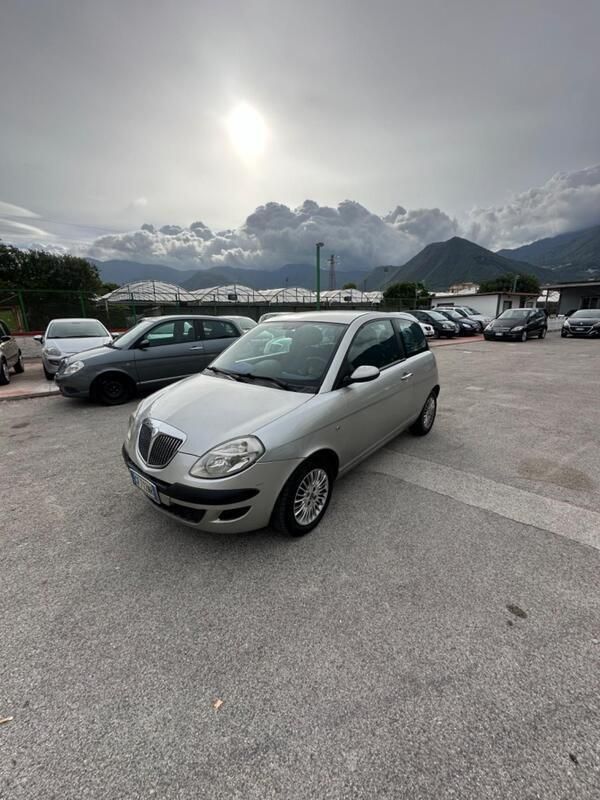 Usata Lancia Ypsilon 60 CV (44 kW) 2004 Grigio Utilitaria