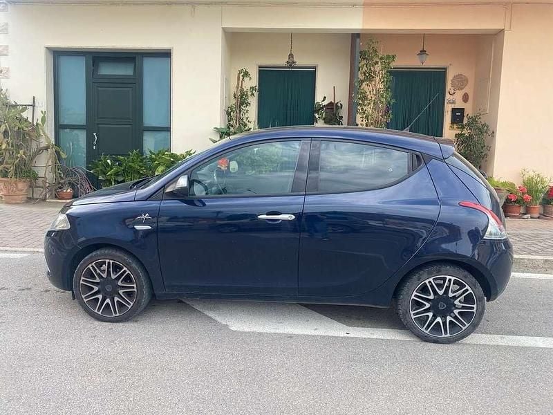Usata Lancia Ypsilon 69 CV (50 kW) 2017 Blu/azzurro Utilitaria
