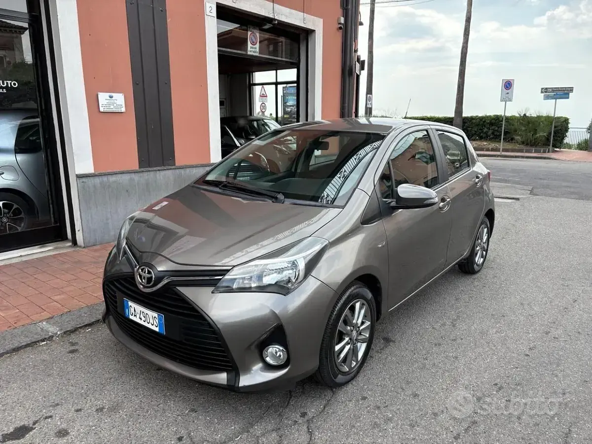 Usata Toyota Yaris Lounge 69 CV (50 kW) 2016 Grigio Berlina