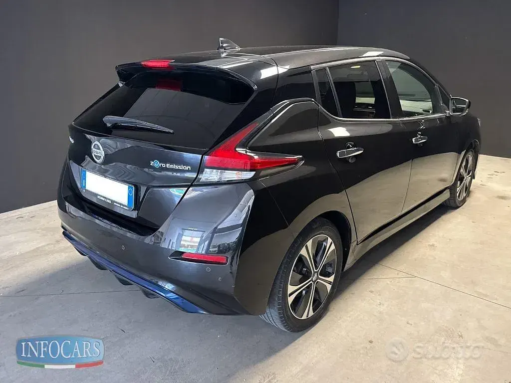 Usata Nissan Leaf N-Connecta 89 kW (122 CV) 2022 Nero metallizzato Utilitaria