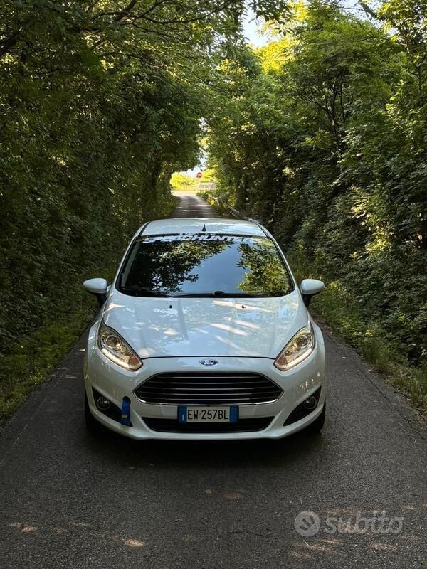 Usata Ford Fiesta 75 CV (55 kW) 2014 Bianco Utilitaria