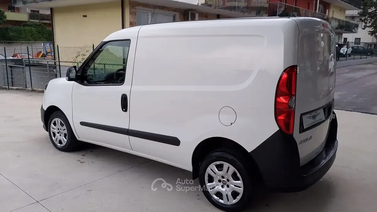 Usata Fiat Doblò Lounge 95 CV (69 kW) 2021 Bianco Monovolume