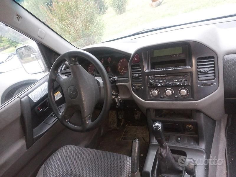 Usata Mitsubishi Pajero 100 CV (73 kW) 2001 Grigio SUV