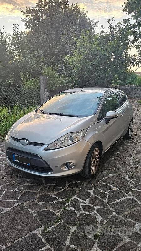 Usata Ford Fiesta Titanium 82 CV (60 kW) 2009 Grigio Utilitaria