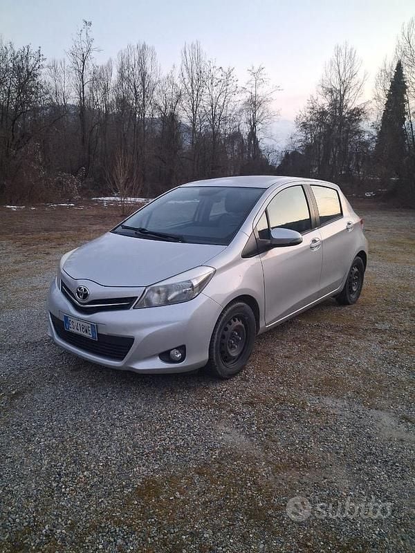 Usata Toyota Yaris 69 CV (50 kW) 2013 Grigio Utilitaria