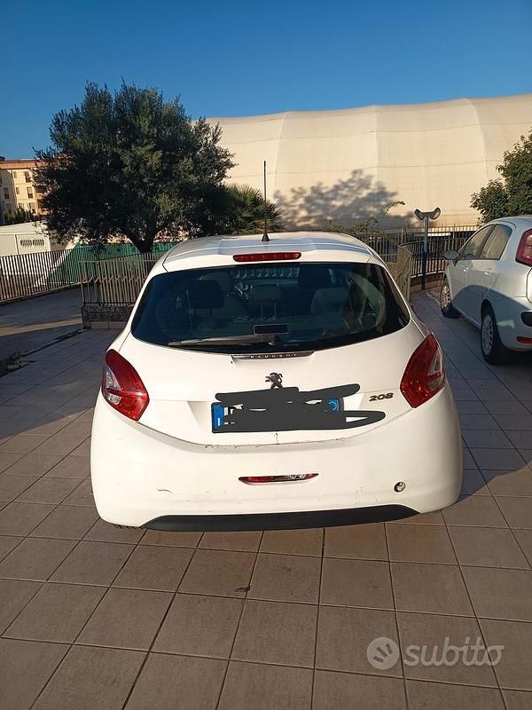 Usata Peugeot 208 68 CV (50 kW) 2015 Bianco Utilitaria