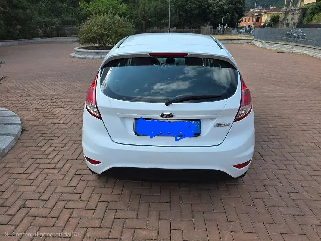 Usata Ford Fiesta 92 CV (67 kW) 2014 Bianco Utilitaria