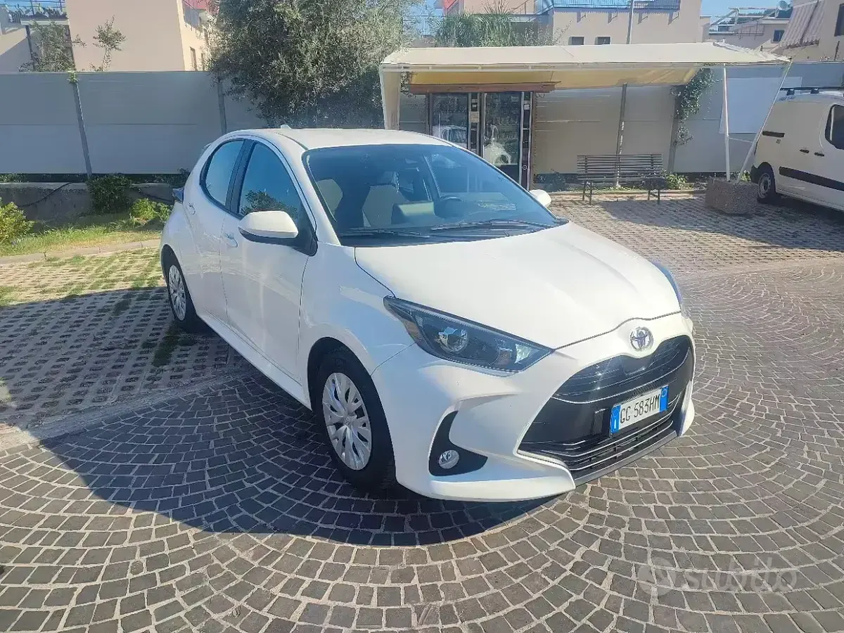 Usata Toyota Yaris Active 72 CV (52 kW) 2022 Bianco Utilitaria