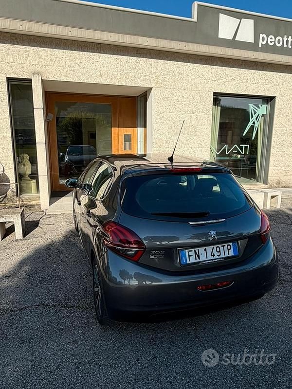 Usata Peugeot 208 75 CV (55 kW) 2017 Grigio Utilitaria