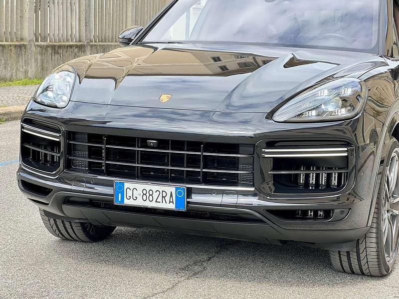 Usata Porsche Cayenne Turbo 549 CV (403 kW) 2021 Nero jet metallizzato SUV