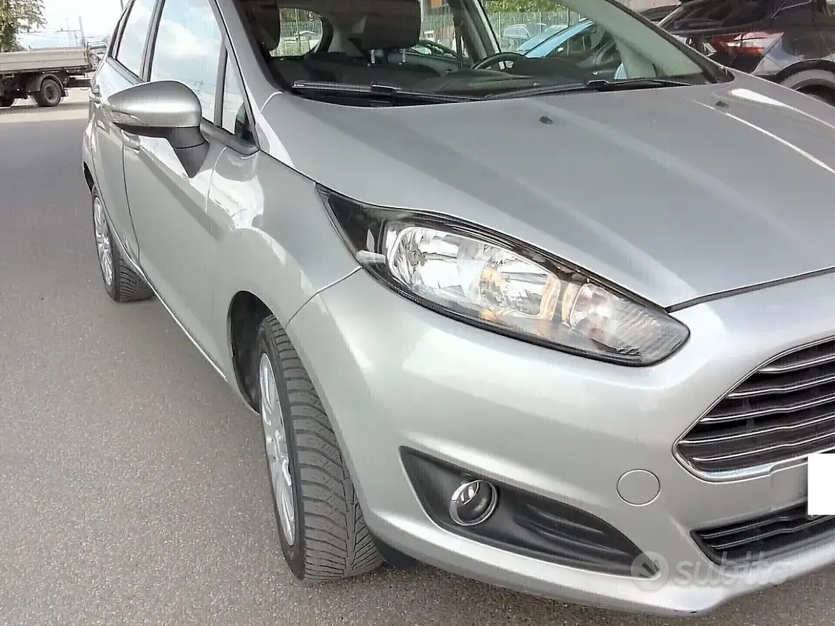 Usata Ford Fiesta Titanium 95 CV (69 kW) 2016 Grigio Utilitaria
