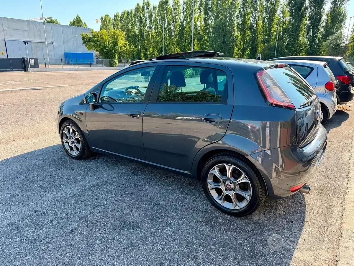 Usata Fiat Punto Lounge 85 CV (62 kW) 2015 Grigio Utilitaria