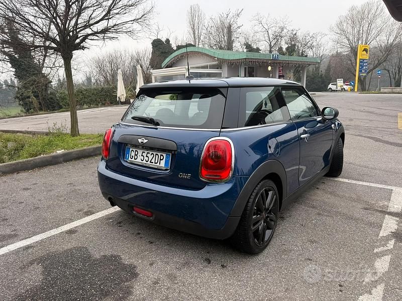 Usata Mini ONE 75 CV (55 kW) 2017 Blu Utilitaria
