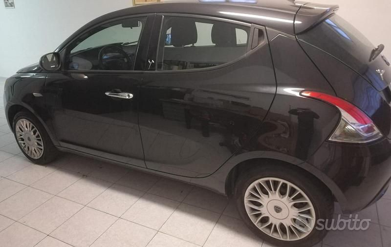 Usata Lancia Ypsilon 69 CV (50 kW) 2017 Nero Utilitaria