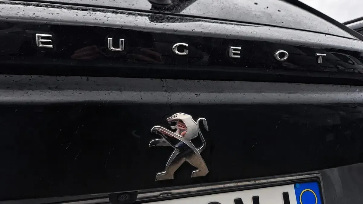 Usado Peugeot 2008 GT 131 HP (96 kW) 2022 Preto SUV