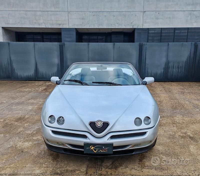 Begagnad Alfa Romeo Spider 150 HK (110 kW) 1997 Vit Cab