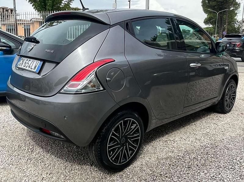 Usata Lancia Ypsilon Gold 69 CV (50 kW) 2023 Grigio Utilitaria