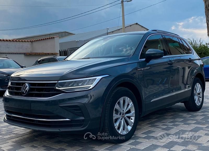 Grigio Usata 2024 VW Tiguan Life SUV | 31.900 € (Buon prezzo) - Immagine 1/4