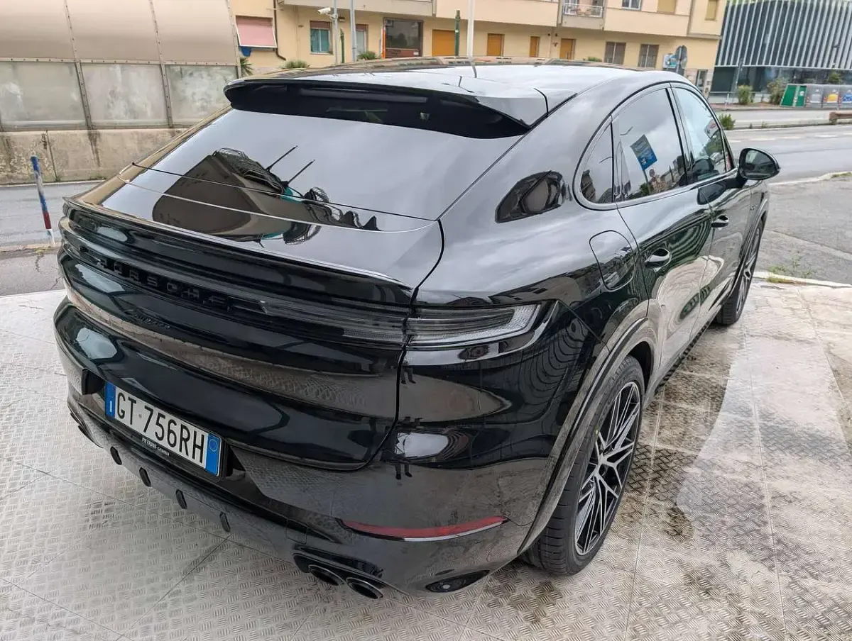 Usata Porsche Cayenne Coupe 305 CV (224 kW) 2024 Nero cromite metallizzato Coupé