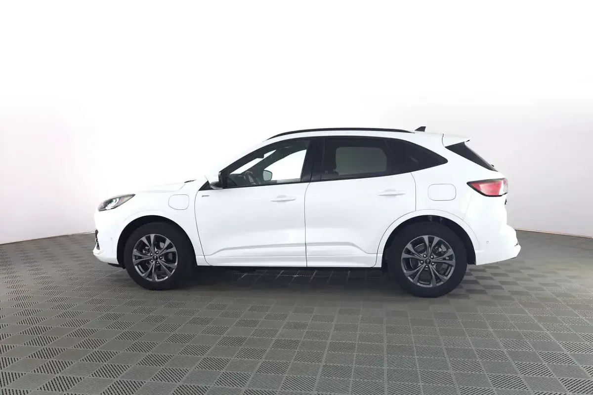 Usata Ford Kuga ST-Line 152 CV (111 kW) 2023 Frozen white SUV