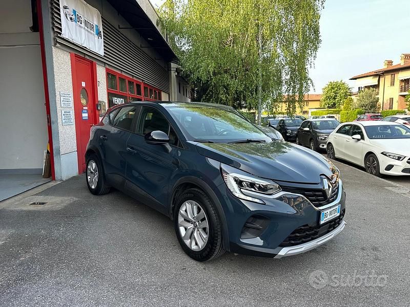 Begagnad Renault Captur Equilibre 101 HK (74 kW) 2023 Blå SUV