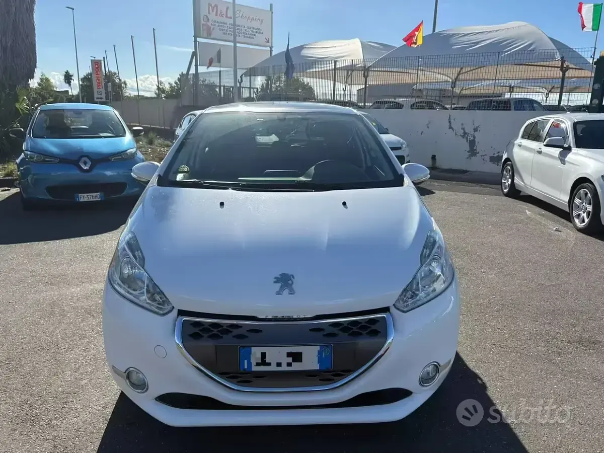 Usata Peugeot 208 Access 68 CV (50 kW) 2012 Bianco Utilitaria