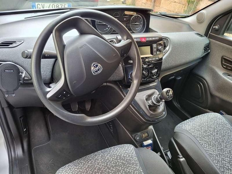 Usata Lancia Ypsilon Silver 69 CV (50 kW) 2022 Grigio Utilitaria