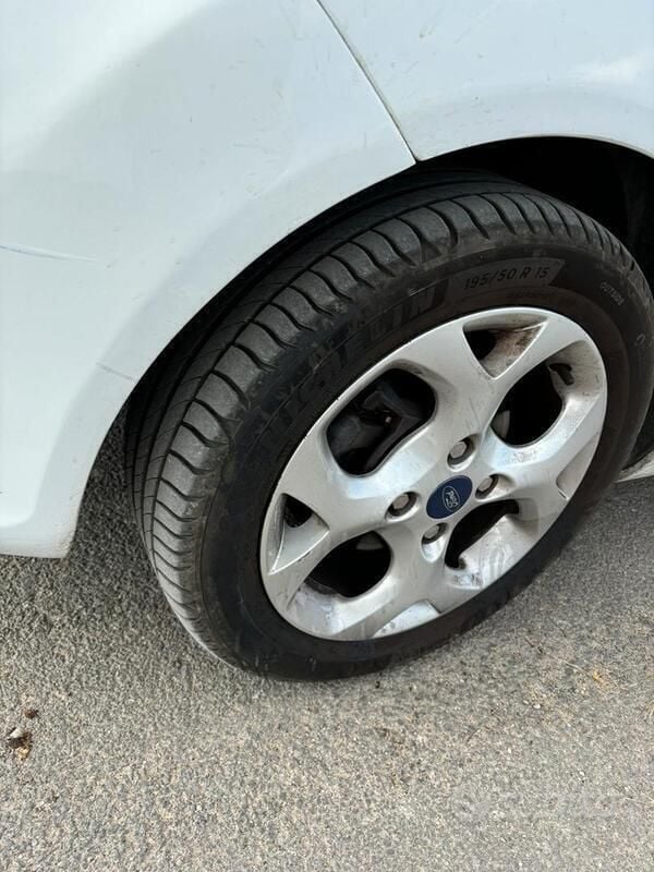 Usata Ford Fiesta 97 CV (71 kW) 2012 Bianco Utilitaria