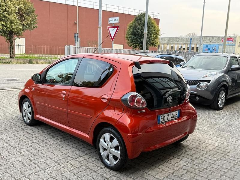 Usata Toyota Aygo 68 CV (50 kW) 2012 Arancione Utilitaria