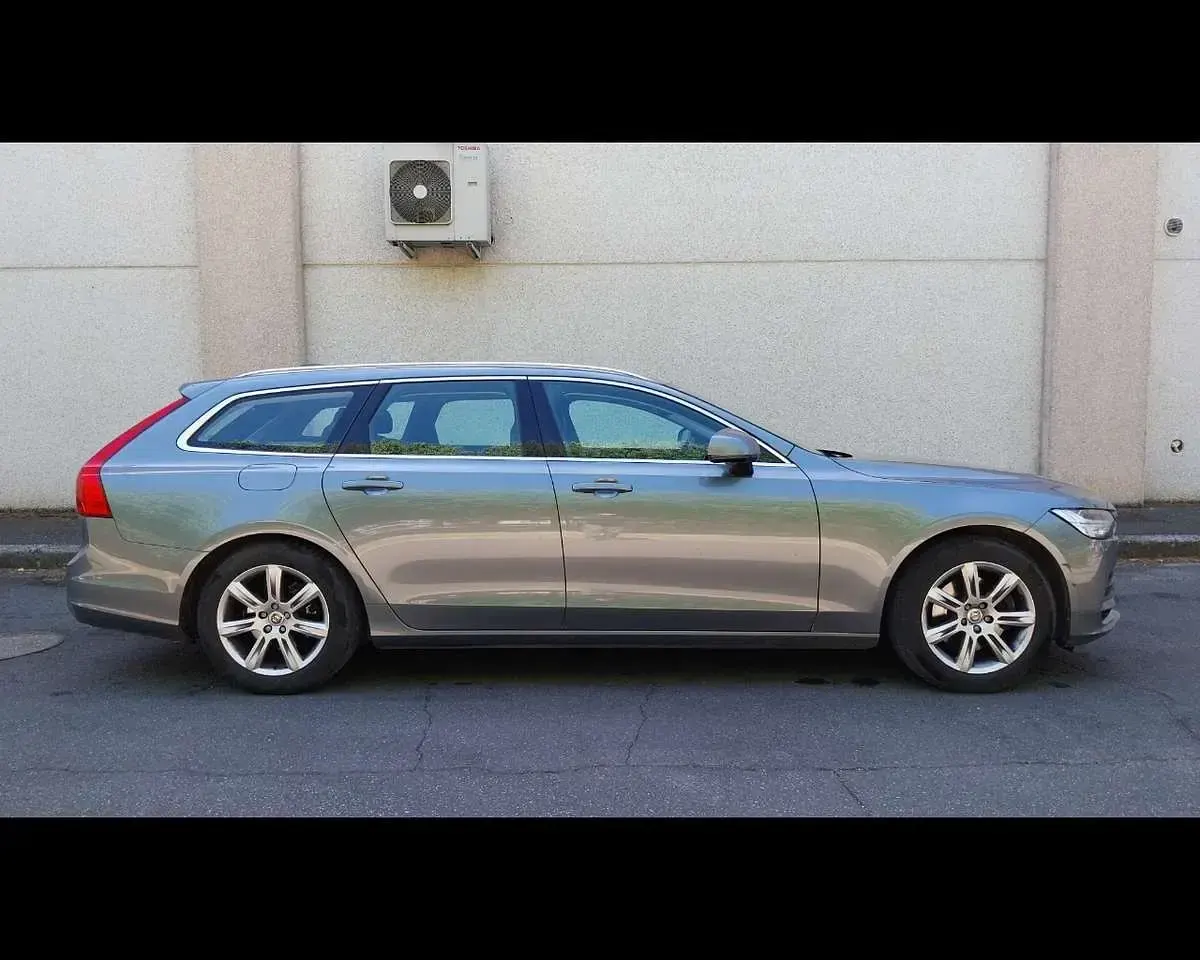 Usata Volvo V90 Momentum 150 CV (110 kW) 2017 Grigio metalizzato scuro Station wagon