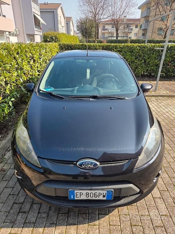 Usata Ford Fiesta 96 CV (70 kW) 2011 Nero Utilitaria