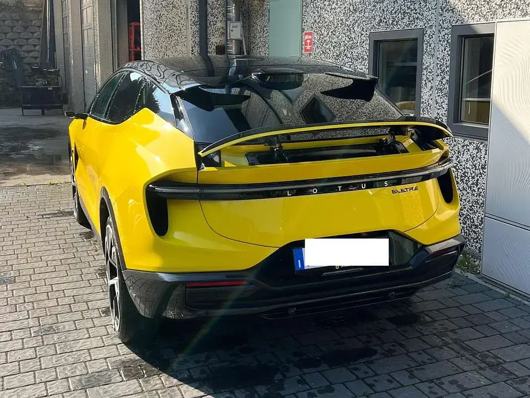 Usata Lotus Eletre 675 kW (918 CV) 2023 Giallo SUV