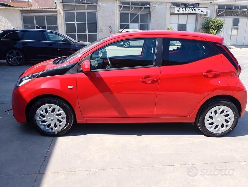 Usata Toyota Aygo 72 CV (52 kW) 2021 Rosso Utilitaria