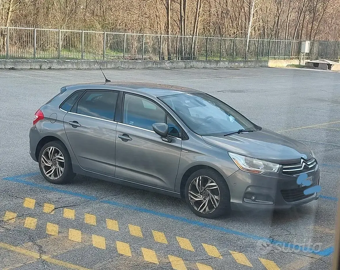 Usado Citroën C4 110 HP (80 kW) 2011 Cinzento Sedan