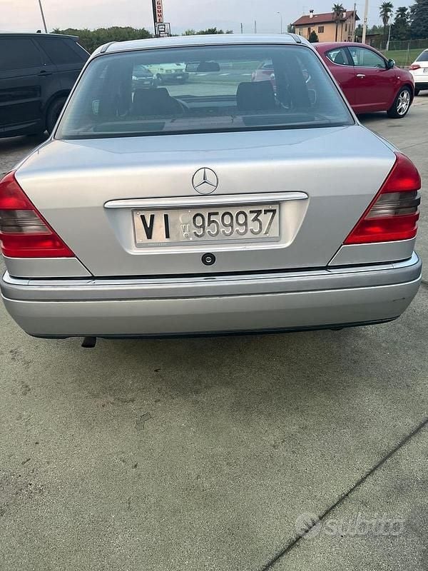 Usata Mercedes C180 136 CV (100 kW) 1993 Grigio Berlina